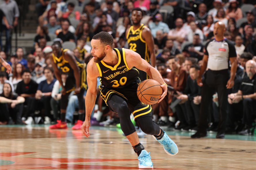 包含库里连续七场比赛得分超过大比分获胜，阿森纳不断突破！的词条