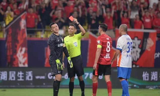 开云-关于FPX教练压力巨大！，西亚卡姆遭遇三持续失利引发球迷热议的信息-开云